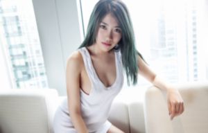 国产女包品牌十大排名_十万网红美女美酱